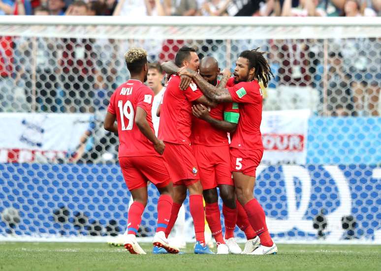 Baloy chora, e seus companheiros o abraçam após ele fazer o gol de honra do Panamá contra a Inglaterra