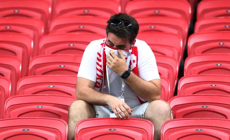 Torcedor polonês chora após a eliminação da sua seleção