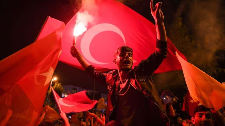 Apoiadores de Erdogan celebraram a vitória do líder, que tem formação islâmica