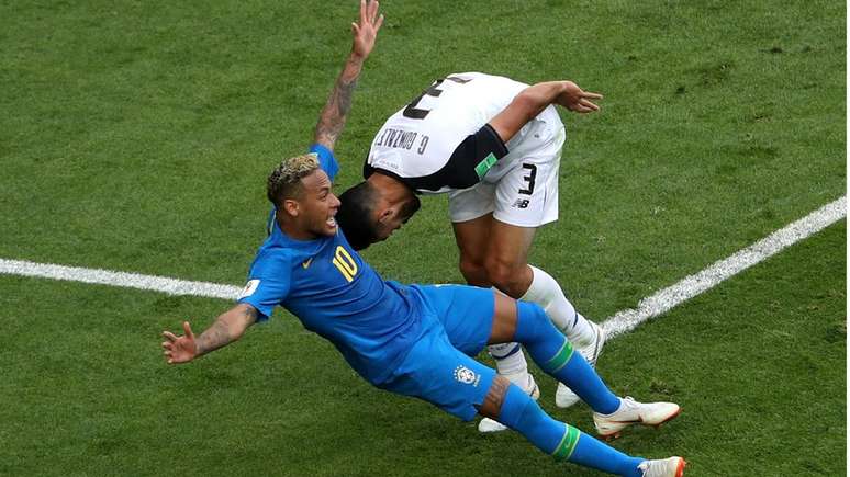Muita gente criticou as frequentes quedas de Neymar no jogo contra a Costa Rica