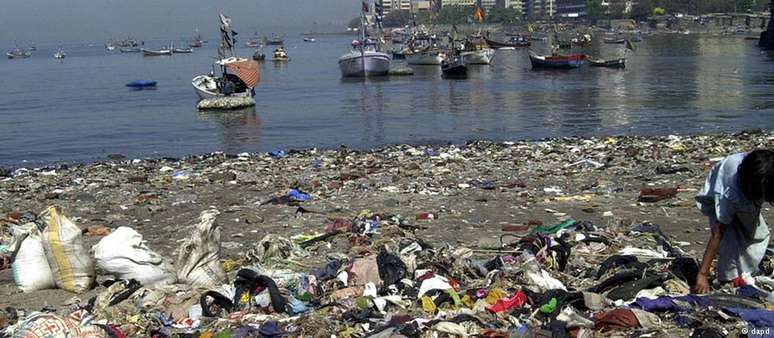 Lixo plástico em praia de Bombaim