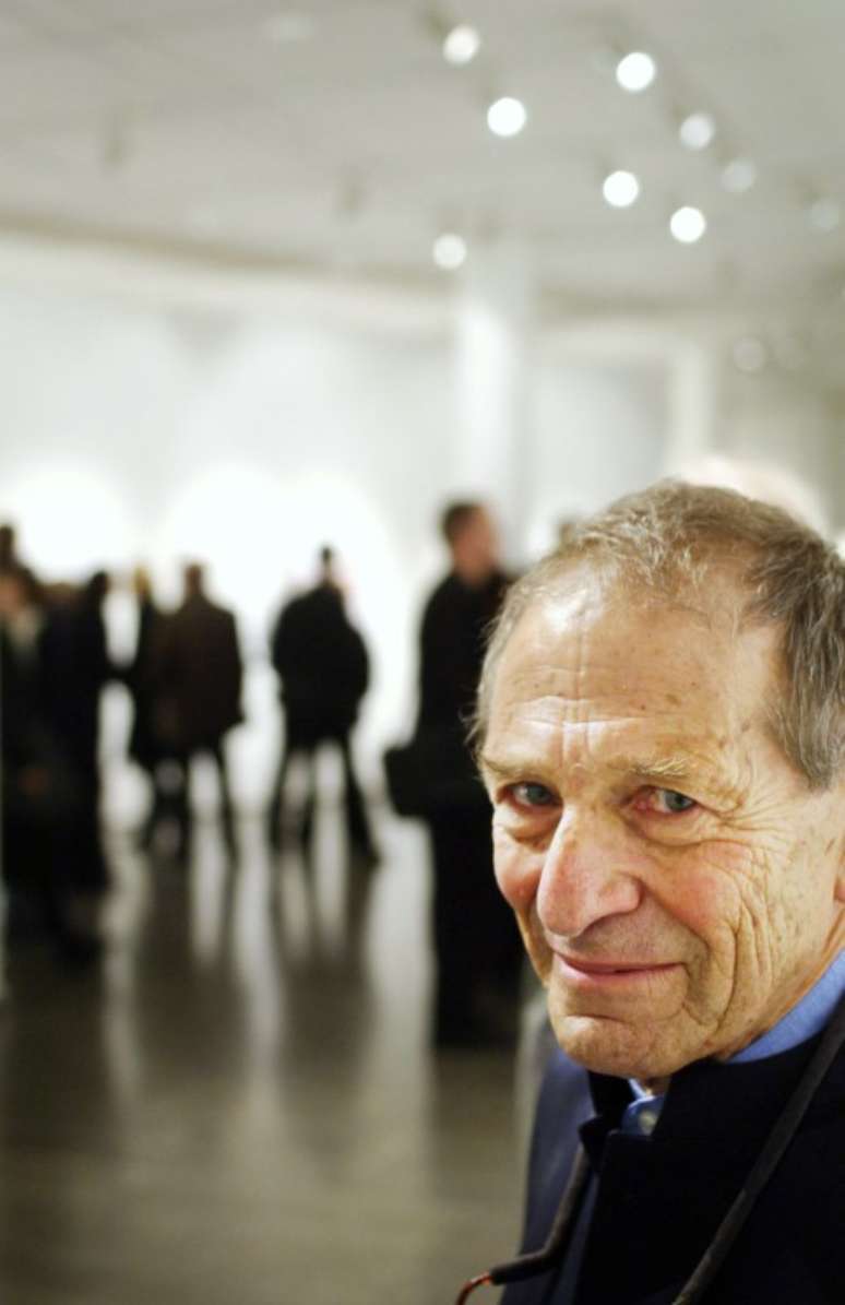 Fotojornalista sul-africano David Goldblatt, que faleceu nesta segunda-feira, posa para foto durante uma exposi&ccedil;&atilde;o em Gotemburgo, na Su&eacute;cia, em 2006
25/11/2006
REUTERS/Moa Karlberg/Scanpix
