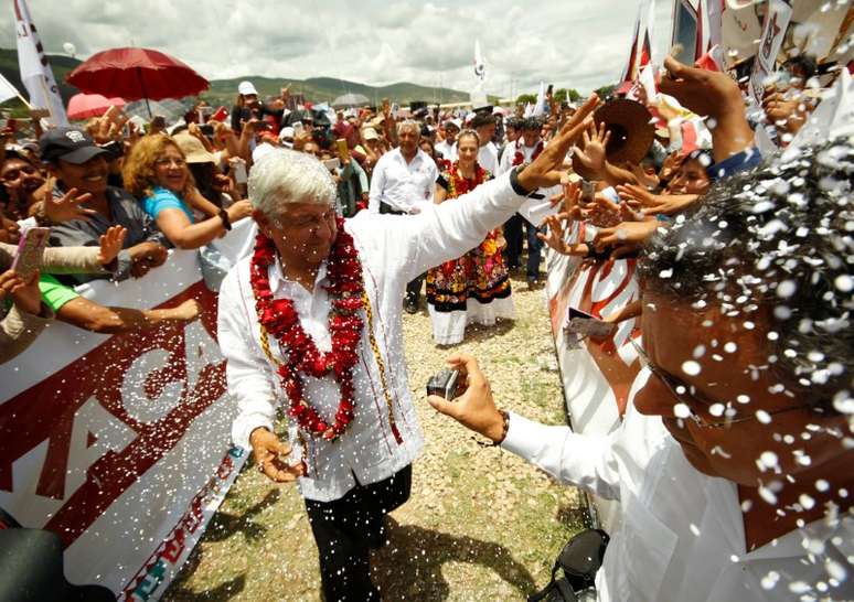 Líder das pesquisas, candidato de esquerda à Presidência do México, Andrés Manuel López Obrador, saúda eleitores em Oxaca, no México
16/06/2018
REUTERS/Jorge Luis Plata