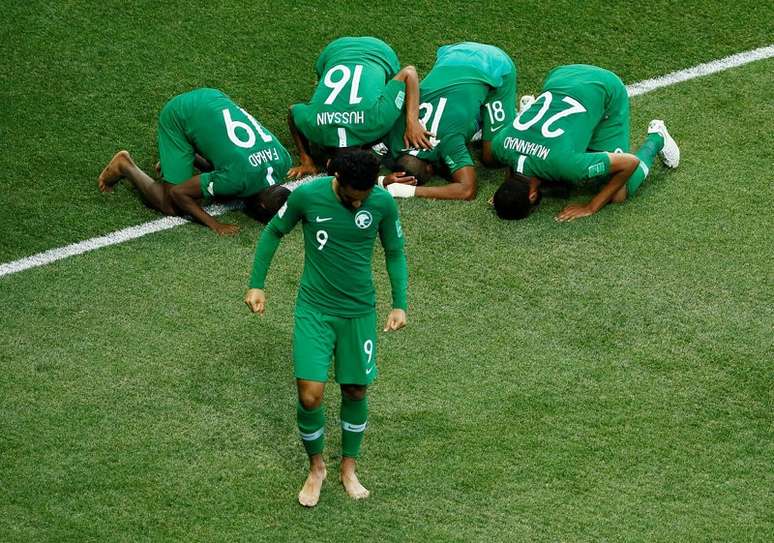 Jogadores da Ar&aacute;bia Saudita comemoram vit&oacute;ria sobre Egito 25/06/2018 REUTERS/Jason Cairnduff 