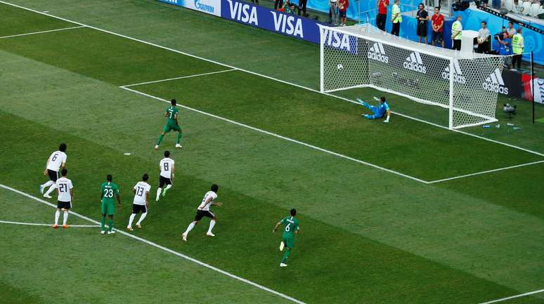 Salman Al-Faraj, da Arábia Saudita, converte pênalti contra o Egito na Copa do Mundo
25/06/2018 REUTERS/Jason Cairnduff