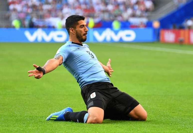 Suárez comemora gol do Uruguai contra a Rússia, em jogo que garantiu o primeiro lugar do grupo à Celeste Olímpica