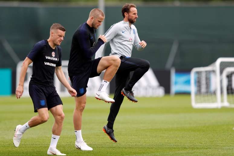 Ingleses Vardy, Dier e o técnico Gareth Southgate durante treinamento
 25/6/2018    REUTERS/Lee Smith