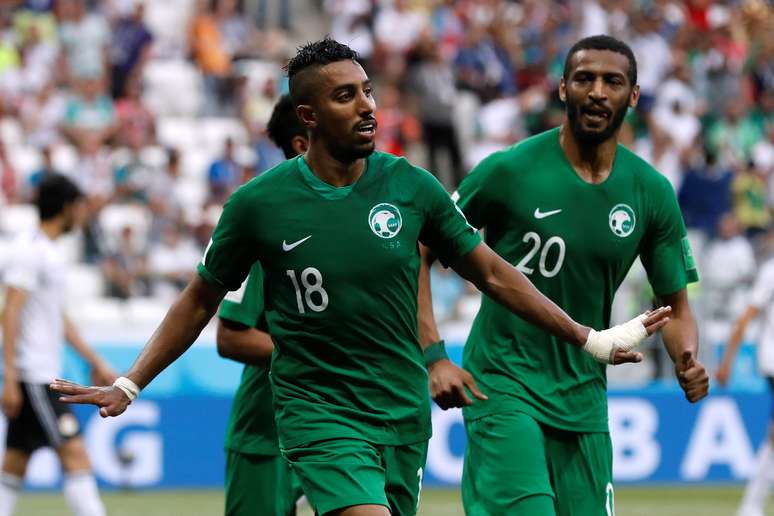 O atacante saudita Al-Dawsari comemora o seu gol contra o Egito, tento que selou a vitória da Arábia Saudita no jogo