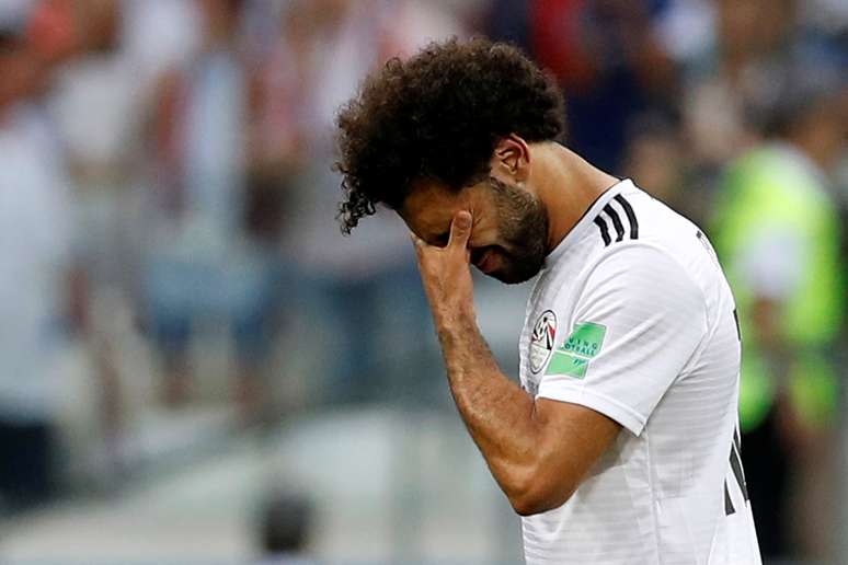 Salah cabisbaixo após a derrota do Egito para a Arábia Saudita pelo Grupo A da Copa do Mundo