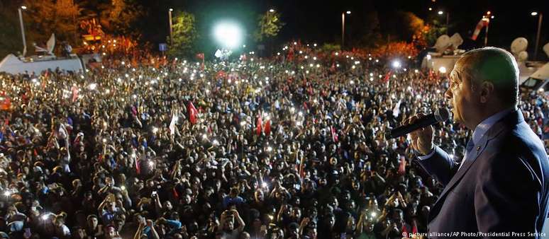 Erdogan fala a milhares de apoiadores em Istambul após a eleição