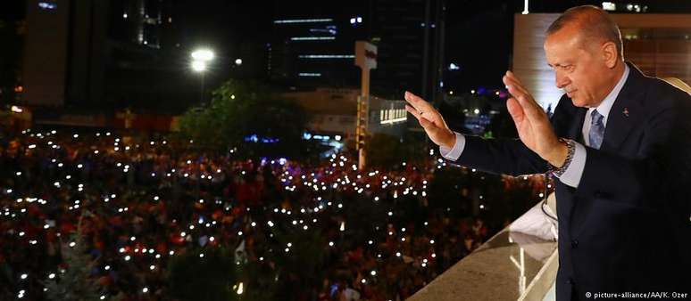 Recep Tayyip Erdogan vai governar com mais poderes nos próximos cinco anos