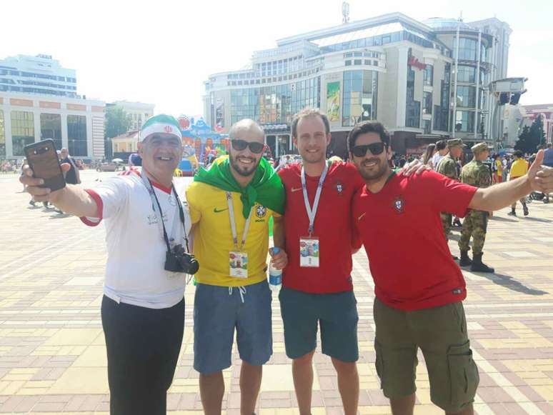Diogo, ao lado de Pedro, Iliano e um torcedor iraniano. Brazuca está na Copa para conhecer a Rússia aproveitando a abertura para o futebol e não focou em jogos do Brasil (Carlos Alberto Vieira)