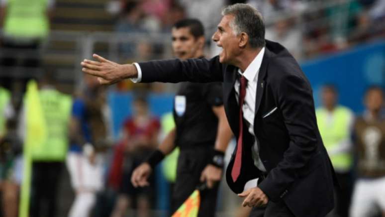 Carlos Queiroz dando instruções aos jogadores do Irã durante a partida contra Portugal. Técnico irritou-se quando CR7 levou amarelo e não o vermelho após o árbitro ter revisto o lance no qual o craque acertou um iraniano (AFP)