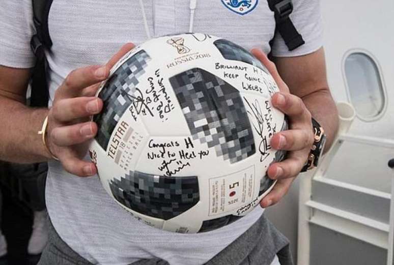 Bola com as assinaturas dos jogadores da Inglaterra (Foto: Divulgação / FA)