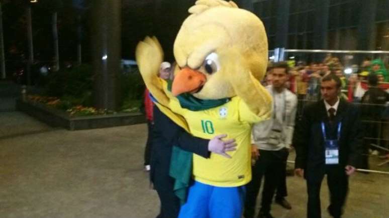 Após ser confundido com torcedor, Canarinho Pistola é detido por seguranças em frente ao hotel da Seleção Brasileira