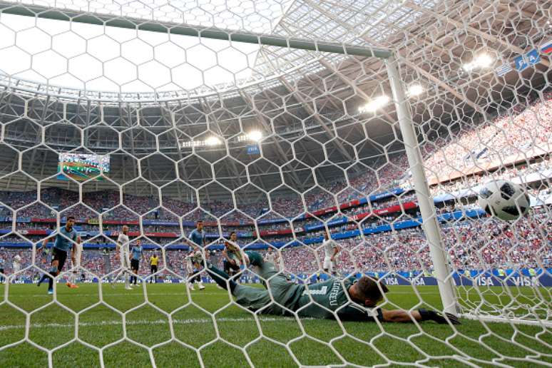 Goleiro Akinfeev não consegue evitar o segundo gol do Uruguai contra a Rússia