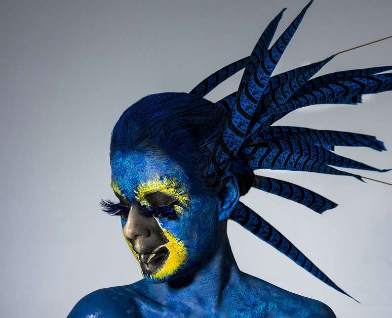 Paloma Bernardi como arara-azul (Fotos: Jacques Dequeker/Divulga&ccedil;&atilde;o)