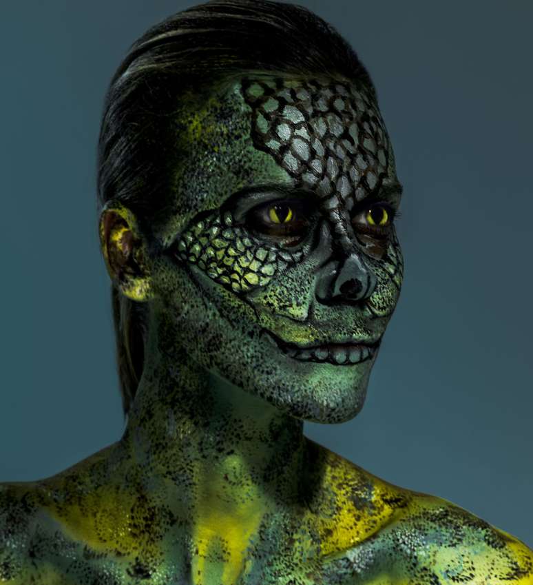 Renata Kuerten como iguana (Fotos: Jacques Dequeker/Divulga&ccedil;&atilde;o)