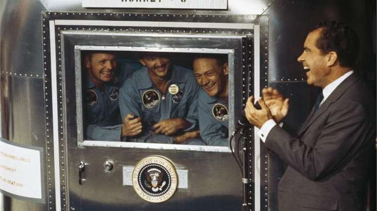 O então presidente dos EUA, Richard Nixon, aplaude a tripulação da missão Apollo 11