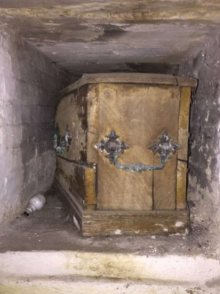 Superintendete do cemit&eacute;rio de Sint Mary, em Londres, disse, por email: 'Posso confirmar que a falecida mencionada descansa em nossas catacumbas inferiores e, de acordo com nossos registros, n&atilde;o foi exumada'