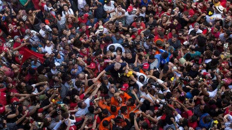 Decisão do STF a favor de Lula pode, além de colocá-lo em liberdade, permitir sua candidatura presidencial