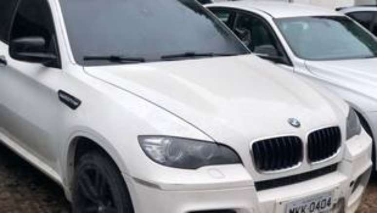 Entre os bens apreendidos nesta manh&atilde;, est&atilde;o ve&iacute;culos importados com BMW X6, Land Rover Evoque, Freelander Malibu e um esportivo L&oacute;tus, de fabrica&ccedil;&atilde;o inglesa, avaliado em R$ 498 mil