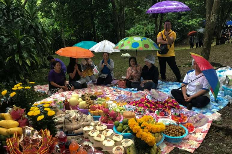 Familiares oram diante de oferendas em caverna Tham Luang, onde 13 adolescentes estão presos, em Chiang Rai 25/06/2018 REUTERS/Stringer