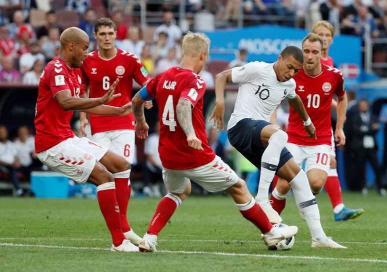 Jogadores da Dinamarca fazem marcação cerrada sobre o atacante da França Kylian Mbappé
26/06/2018
REUTERS/Gleb Garanich