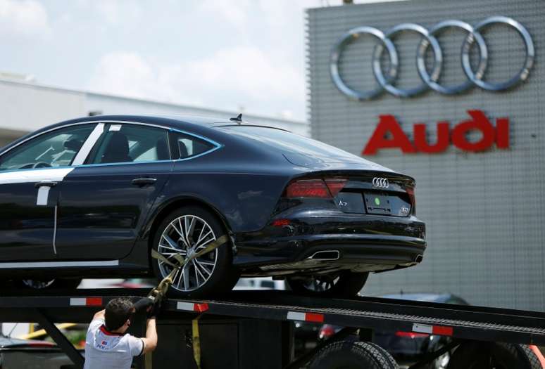 Homem descarrega Audi A7 em concessionária em Silver Spring, Maryland, EUA
01/06/2016
REUTERS/Gary Cameron