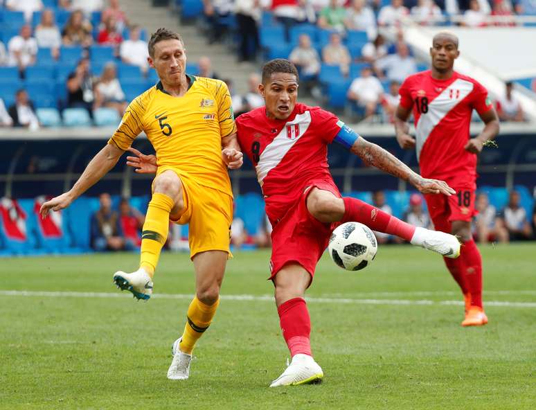 Paolo Guerrero marca segundo gol do Peru contra a Austrália