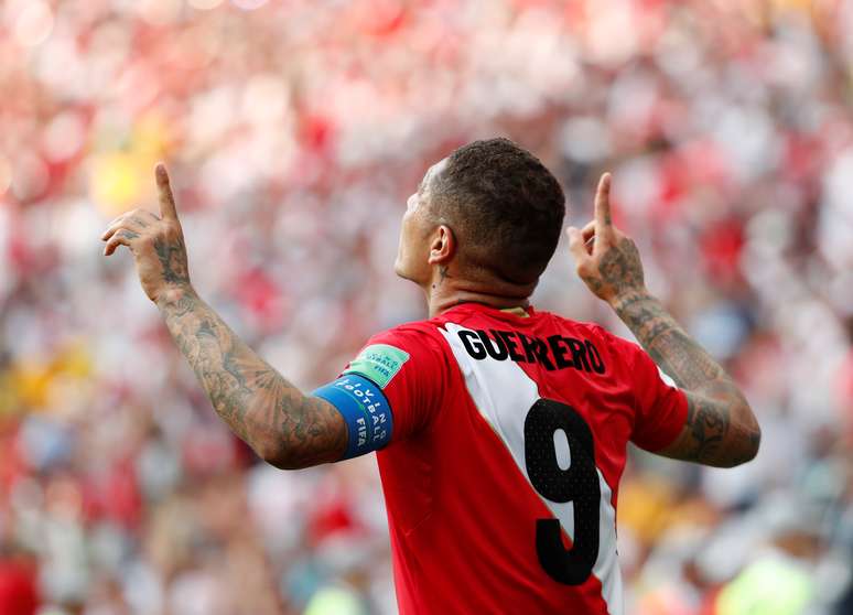 Guerrero agradece aos céus pelo gol que fez contra a Austrália; o Peru venceu o time da Oceania por 2 a 0