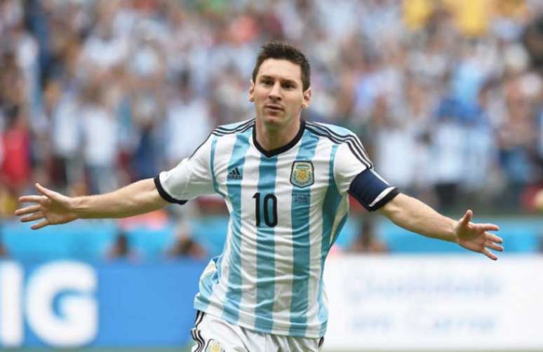 Messi comemora um dos dois gols que marcou contra a Nigéria em 2014 (Foto: AFP)