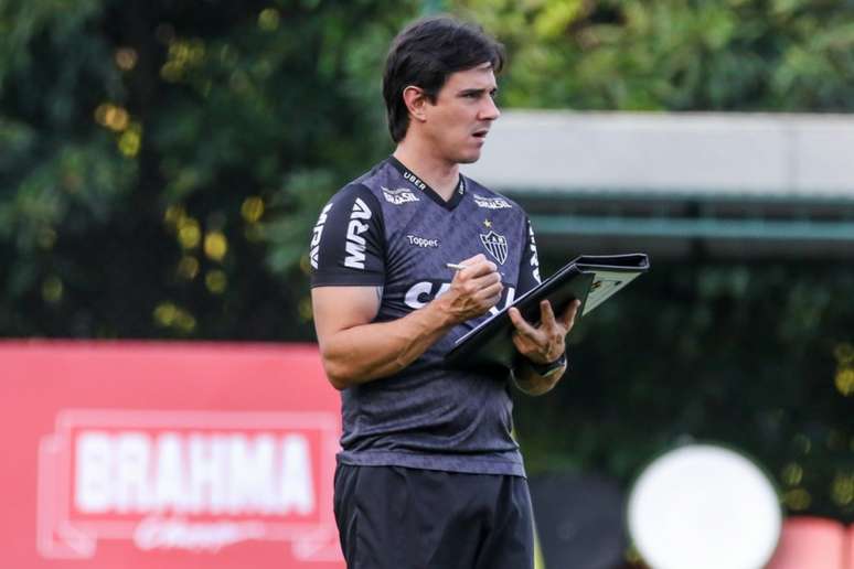 THIAGO LARGHI destaca efetivação e comandou primeiro treino nesta segunda (Foto: Divulgação)