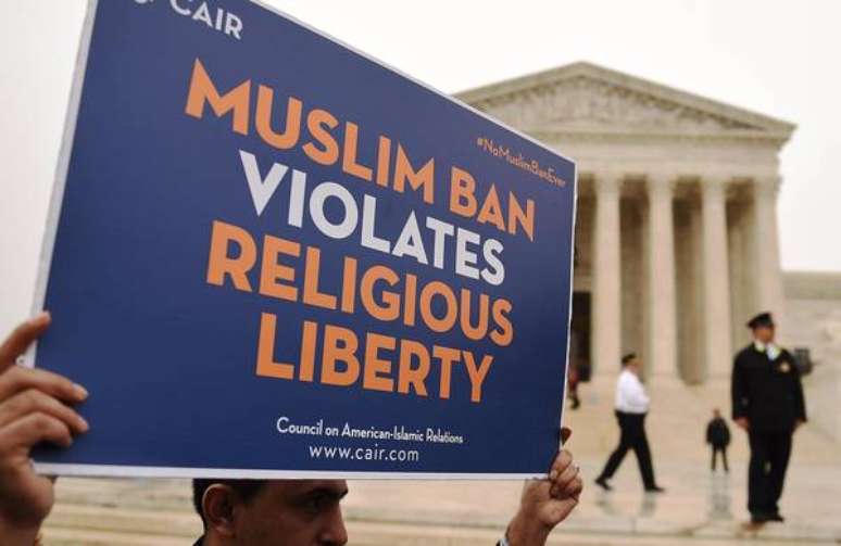 Pessoas protestam contra "travel ban" de muçulmanos nos Estados Unidos.