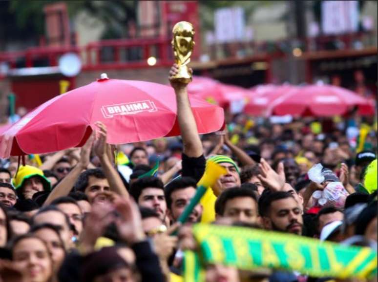 Torcedores acompanham jogo do Brasil na Copa dos telões do Arena N1, no Vale do Anhangabaú