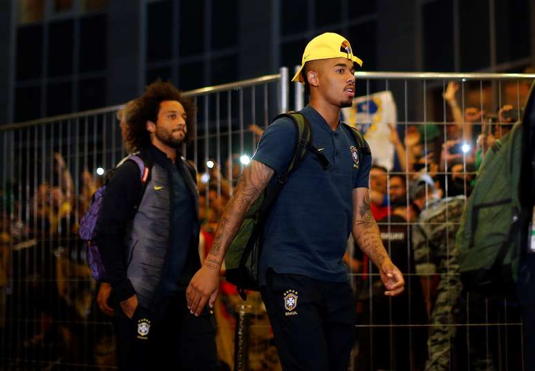 Gabriel Jesus e Marcelo da Sele&ccedil;&atilde;o Brasileira de Futebol chegam com torcida na porta do hotel Renaissance em Moscou, nesta segunda-feira (25)