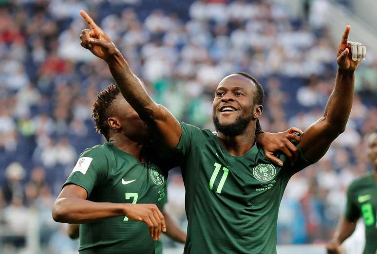 Moses e Musa comemoram gol da Nigéria