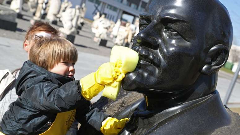 Famílias se oferecem para limpar estátuas da era soviética em parque de Moscou: quase 60% dos russos disseram estar "chateados" com o fim da URSS