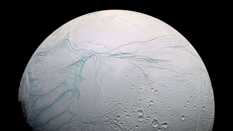 Lua de Saturno contém complexas moléculas baseadas em cabono, mas ainda não é possível afirmar se isso é um sinal de vida