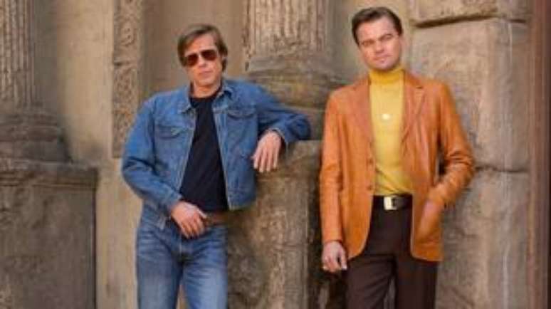 Brad Pitt e Leonardo DiCaprio com look dos anos 1960 em set do filme de Tarantino