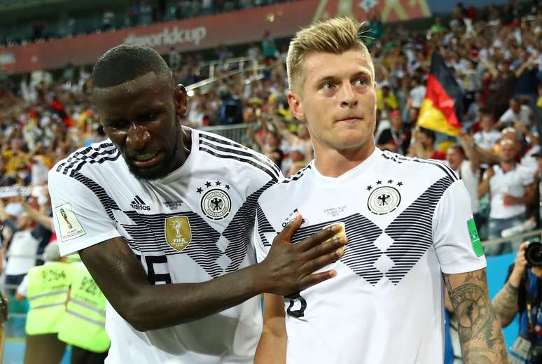 Antonio Rudiger (esquerda) cumprimenta Toni Kroos, autor do gol da vitória alemã contra a Suécia