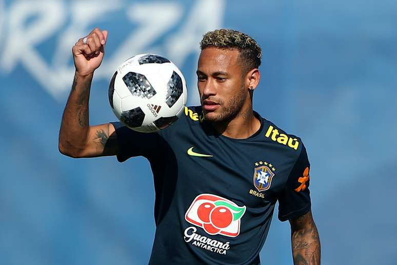 Neymar treina com bola na Rússia