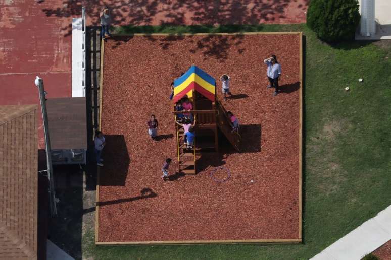 Crianças brincam em abrigo para crianças imigrantes em Harlingen, no Texas 23/06/2018
REUTERS/Loren Elliott