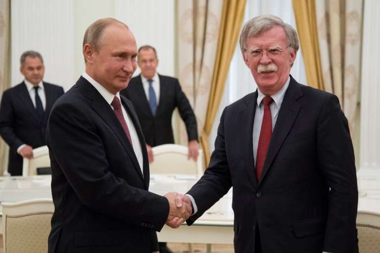 Presidente da Rússia, Vladimir Putin, cumprimenta assessor de Segurança Nacional dos Estados Unidos, John Bolton, em Moscou 27/06/2018 Alexander Zemlianichenko/Pool via REUTERS 