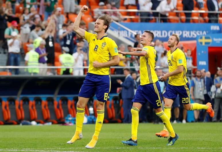 Albin Ekdal, Ola Toivonen e Mikael Lustig comemoram classificação da Suécia
 27/6/2018     REUTERS/Darren Staples 