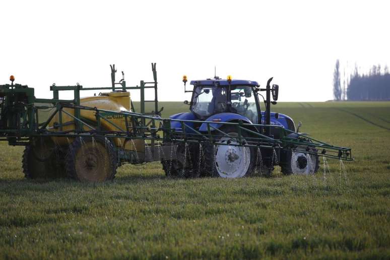 Trator pulveriza pesticida em plantação 
18/05/2016
REUTERS/Pascal Rossignol