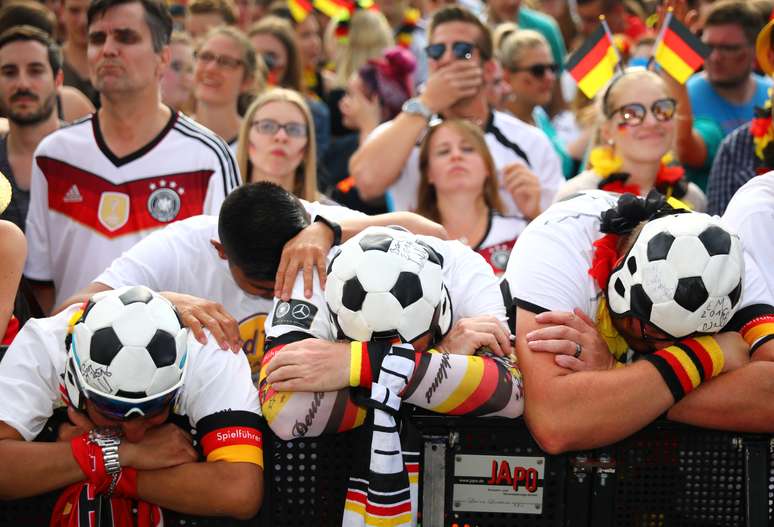 Torcedores assistem partida entre Alemanha e Coreia do Sul no Portão de Brandemburgo em Berlim
27/06/2018 REUTERS/Hannibal Hanschke