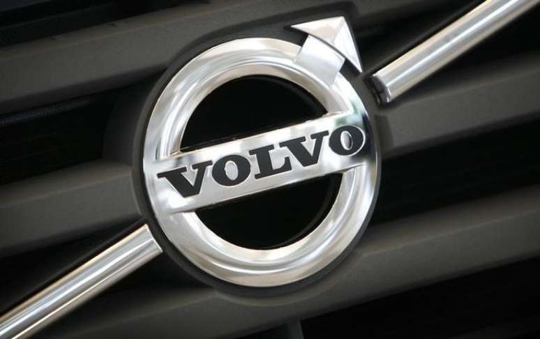 Logo da Volvo em caminh&atilde;o da marca
23/09/2008 REUTERS/Bob Strong  (SWEDEN)