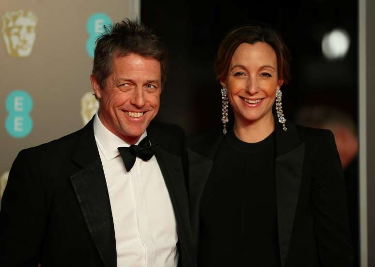 Hugh Grant e Anna Eberstein chegam para premia&ccedil;&atilde;o do Bafta em Londres
18/02/2018 REUTERS/Hannah McKay