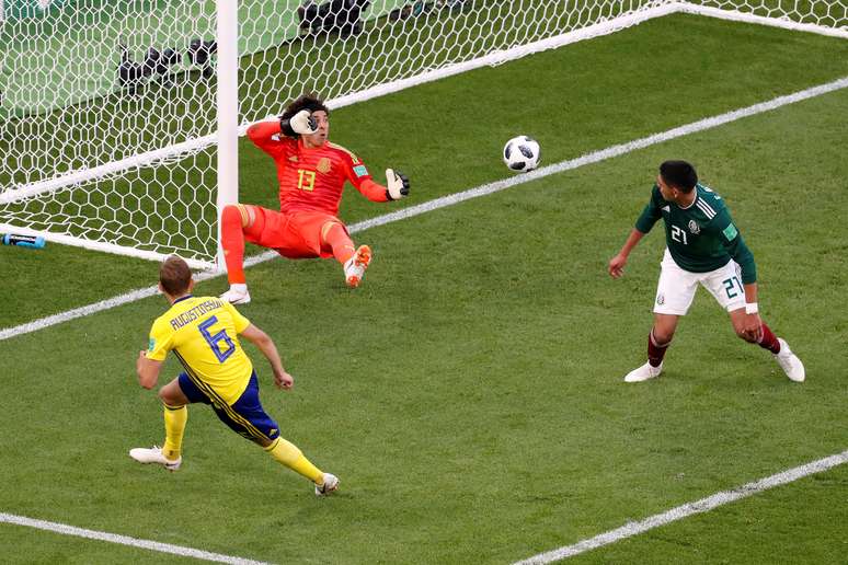 O primeiro gol da Suécia: Ochoa não teve chances no chute de Augustinsson